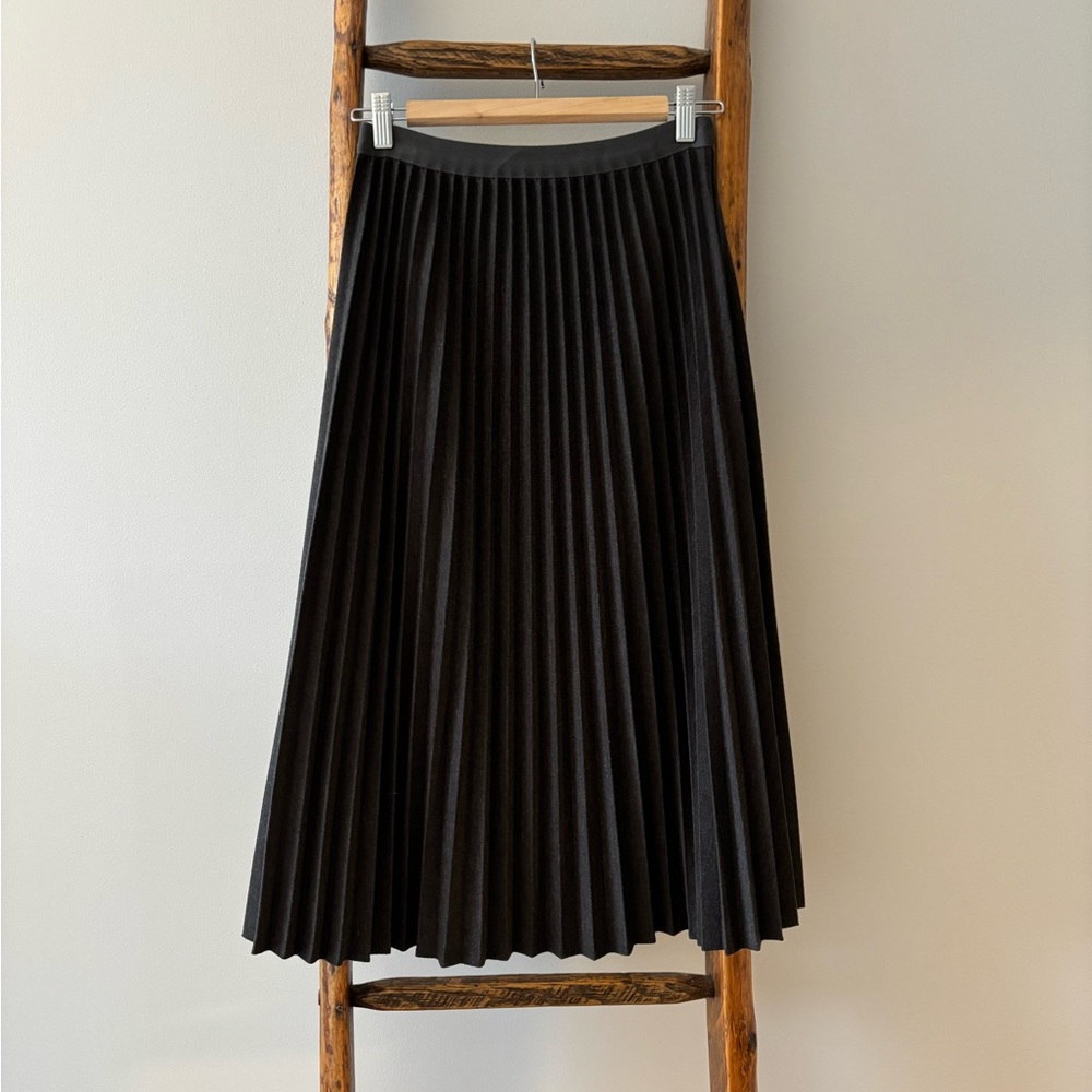 CLOSET SALE! Oak + Fort Pleated Skirt in Gray, Size S
